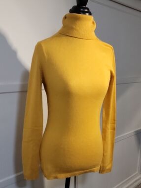 Moda International Classic Women's Mustard Yellow Turtleneck Sweater Size Small